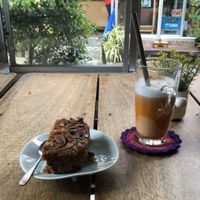 carrot cake & Thai tea with coconut milk at Big Bite Home Style Veggie Cafe in Koh Tao