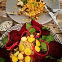 Tostada de curry, con tofu y queso anacardo cremoso. Muy buena. Ensalada de quinoa con vegetales at Nude Cafe in Ibiza