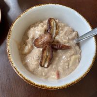 Havermoutje met banaan, appel, walnoten, kaneel, kokosmelk plantaardige melk en dadels  at Lokaal 16 in Den Burg