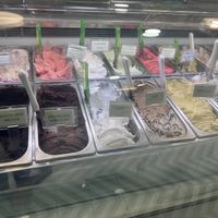 Green spoons show the vegan options  at Cosi Duci Gelateria Siciliana in Barcelona