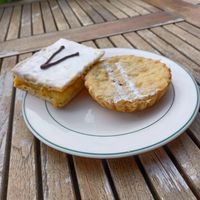 Vegan tompouce and 'rijsttaartje' at Bakery Frimout in Ghent