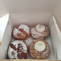 Left: Berlijnse bol right: Bresseliene taart at Bakery Frimout in Ghent