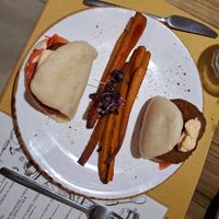 Bao buns con cotoletta di seitan, mayo al kimchi e carote glassate al forno at Soul Kitchen in Genoa