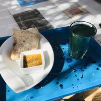 Beduin bread, spicy sesam dip and a deep green smoothie at Marine Garden Camp in Dahab