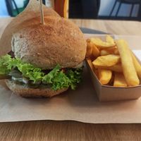 Tempeh burger with fries (and some Club Mate in the background 🧐) at Nieinaczej in Katowice