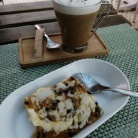 Dessert und Cappuccino mit Mandelmilch at Armazem Integral in Portimao