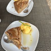 Apple cake & vegan 🌱 ice cream   at Armazem Integral in Portimao