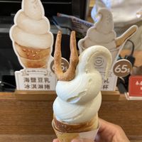 Soy soft serve in a sea salt soybutter horn at Yiihotang 一禾堂 - Songshan District in Taipei