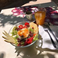 Ensalada con queso de cabra, vinagreta de higos y nueces caramelizadas at La Mar de Vins in Mallorca