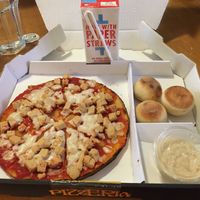 Piccolo (kid’s) menu: Quorn vegan+gf pizza, dough balls with hummus and juice at Pizza Express - Golden Cross in Oxford