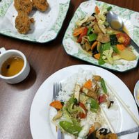 Deep fried chicken leg (top left) and mixed veg (top right) at Soe Pyi Swar Vegetarian Centre 斋全素食餐室 in Yangon