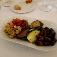 Tapas mit marinierten Oliven gegrilltes Gemüse und Bohnensalat  at Jardin by Albanbrücke in Basel