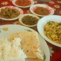 we shared some rice and chapati, the set came with mango chutney (sweet), lime (bitter) and tomato salsa (savoury and tasty). at Indra in Nyaungshwe