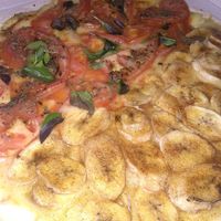 pizza metade margherita com mandioqueijo e metade banana com canela, açúcar e mandioqueijo at Apetit Natural in Brasilia