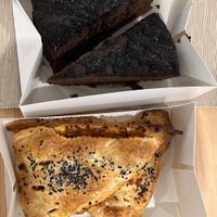 Kuchen & vegane Teigtaschen to go 🤤  at Veggie Momi in Albufeira