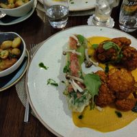 Gerösteter Tandoori Blumenkohl mit frittiertem Pak-Choi und Tomatenvinaigrette und Backkartoffeln at Zuni in Kilkenny