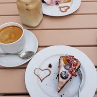 Vegan chocolate cake & non-vegan berry cheese cake at Cafe Lotti in Munich