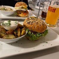 Burger mit Tofu-Patty und Kräuter Potatos   at Herbstapfel in Kassel