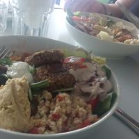 "Kernkraft bowl", in the back a dish of the day with asparagus at Herbstapfel in Kassel