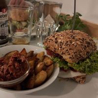 Kernkraft Burger mit crazy spice Kartoffel und tomato pesto dip 👌 at Herbstapfel in Kassel