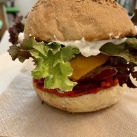 vegan double burner w/ beyond meat patty, aioli, cheddar & chilli sauce 🍔 at Herbstapfel in Kassel