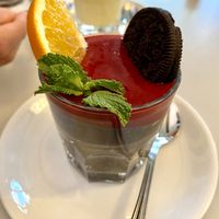 vegan „Oreofruchttraum“ w/ choclate mousse, strawberry sauce & cookie chunks 🍪 at Herbstapfel in Kassel