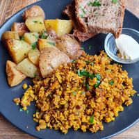 Tofu Scramble with potatoes & bread at Satsang in Prague