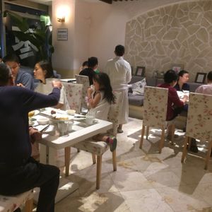 busy clean with happy young customers at Zǎozǐ Shù - Vegetarian Life Style - HuaiHai in Shanghai
