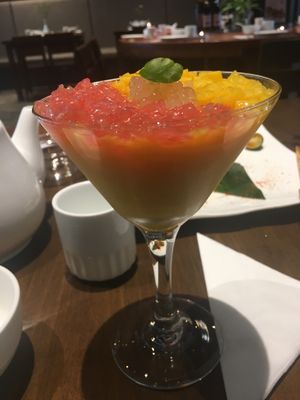 Chilled mango sago cream with pomello at Zǎozǐ Shù - Vegetarian Life Style - HuaiHai in Shanghai