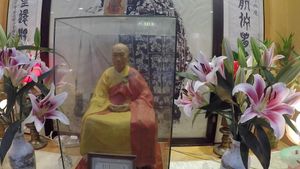 litte statue at the entrance at Po Lin Monastery 寶蓮禪寺齋堂 in Outlying Islands