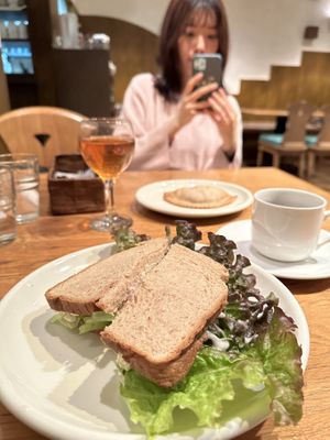 Comi um simples sanduíche 🥪 mas tem muitas opções    at Green Earth in Osaka