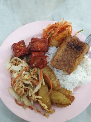 Choice from buffet for 11 MYR at Ee Beng Vegetarian Food 毅明素食 in Penang