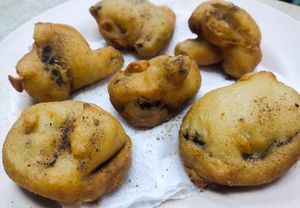 Salt and pepper fried mushroom at Ci Hang 慈航 in Central Singapore