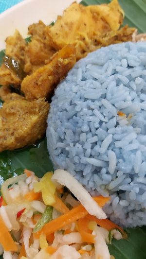 Blue pea monkeyhead mushroom rice at Ci Hang 慈航 in Central Singapore