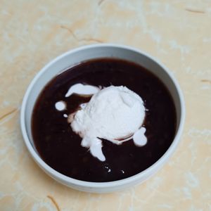 The Pulut Hitam here is not too sweet, which I like.

It can be ordered on its own or with a scoop of coconut ice cream like in this picture. at Ci Hang 慈航 in Central Singapore