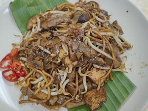 Fried kway teow at Ci Hang 慈航 in Central Singapore