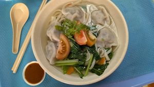 Dumpling soup with noodles at Ci Hang 慈航 in Central Singapore