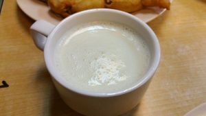 almond drink at Ci Hang 慈航 in Central Singapore