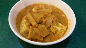 Lontong - rice cake with curry gravy at Ci Yan Vegetarian Health Food in Central Singapore