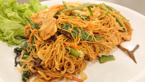 longevity noodles at Greenland Vegetarian Restaurant 菩提林 in Northeast Singapore
