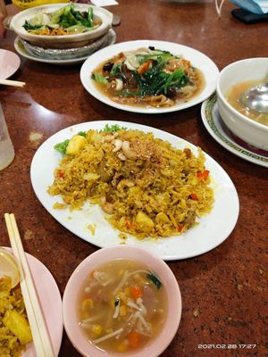 Pineapple fried rice, Hor Fan, Clay pot noodles, and Shark fin soup at Kwan Im Vegetarian 東南亞觀音素食舘 in Central Singapore