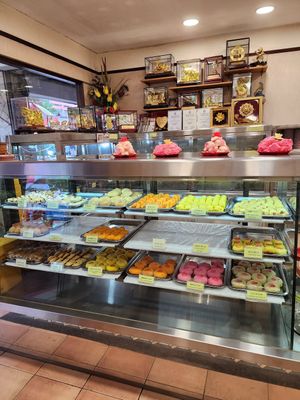 Cookies & pao at Kwan Im Vegetarian 東南亞觀音素食舘 in Central Singapore