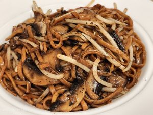 Fried noodles at Ling Zhi Restaurant 灵芝 - Orchard in Central Singapore
