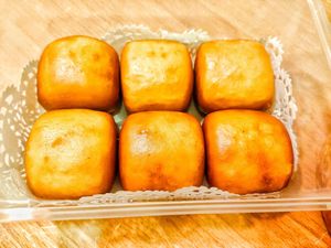 Man tou for Chilli prawn at Miao Yi 妙益素食楼 in Central Singapore