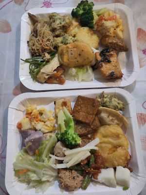 Little bit of everything again at Yuan Tong 圓通素食館 in Taipei