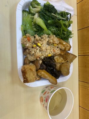 Free bean sprout soup to go with it  at Sān Lái SùShí - Sun Like in Taipei