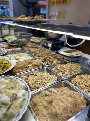 A little insight of the buffet selection  at Sān Lái SùShí - Sun Like in Taipei