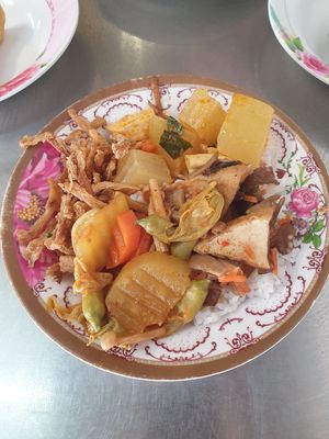 Reis mit Curry, Kartoffeln, Kürbis, Karotten und veganem Chicken at Youta Jay Vegetarian Food in Ayutthaya