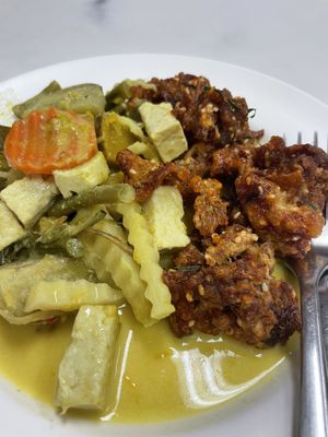 Curry and crispy   at Aroi Vegetarian food - Arawy in Bangkok