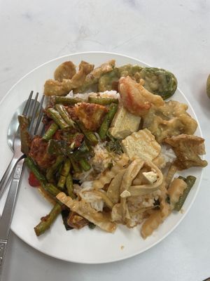 Rice with curries   at Aroi Vegetarian food - Arawy in Bangkok